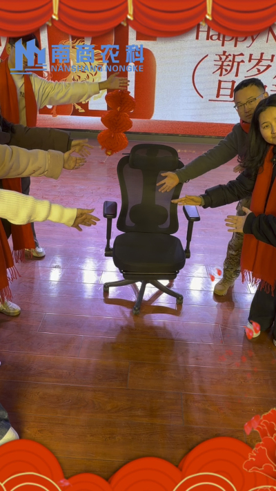 🎇 元旦快乐，温暖相伴 🎇时光匆匆，感恩 2025 年每一份支持与陪伴！从猪场到工厂，南商农科的成长，离不开每一位合作伙伴与家人的信赖！2026 年，我们将继续以贴心服务和硬核设备，陪您一路前行，养殖